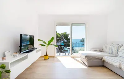 Una televisión o centro de entretenimiento en Precioso apartamento en primera línea de mar en Calella de Palafrugell
