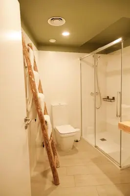 Un baño de La Comuna by Bon Dia Residences