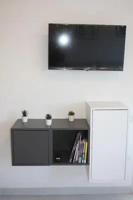 Una televisión o centro de entretenimiento en Precioso apartamento con piscina en Pals Costa Brava
