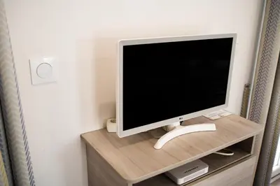 Una televisión o centro de entretenimiento en Camping Bellsol Pets