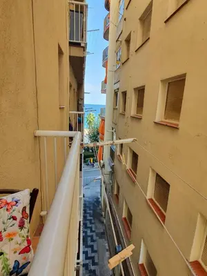 Un balcón o terraza de Habitación delante de la playa Blanes