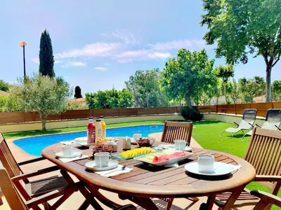 Piscina en o cerca de CASA YLENIA