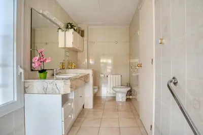 Un baño de Big Villa Sagaró