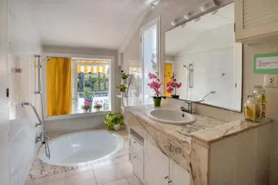 Un baño de Big Villa Sagaró