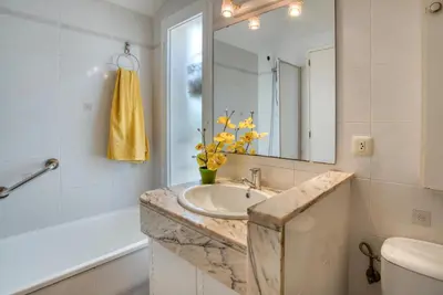 Un baño de Big Villa Sagaró