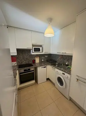 Una cocina o zona de cocina en Precioso piso cerca de playa Fenals con 2 piscinas y terraza