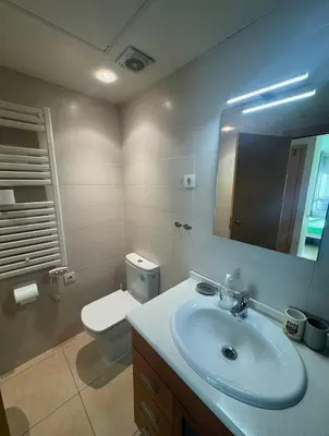 Un baño de Precioso piso cerca de playa Fenals con 2 piscinas y terraza
