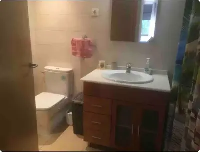 Un baño de Precioso piso cerca de playa Fenals con 2 piscinas y terraza
