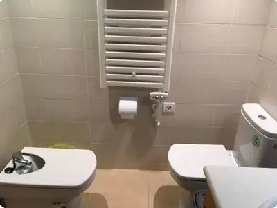 Un baño de Precioso piso cerca de playa Fenals con 2 piscinas y terraza