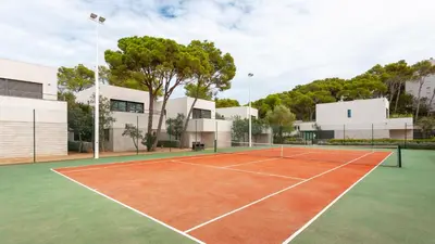 Instalaciones para jugar a tenis o squash en VILLA MEXIC o alrededores