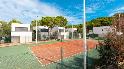 Instalaciones para jugar a tenis o squash en VILLA MEXIC o alrededores