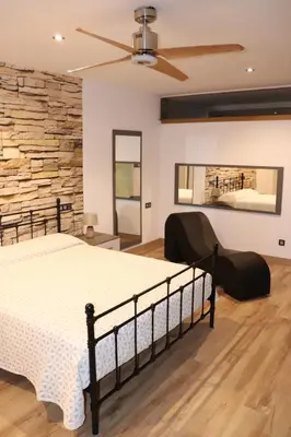 Cama o camas de una habitación en Loft romàntic Ca l'Enric Viqué-Baix Empordà