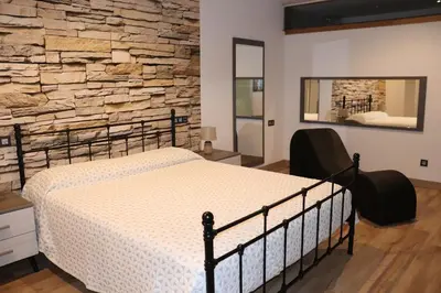 Cama o camas de una habitación en Loft romàntic Ca l'Enric Viqué-Baix Empordà