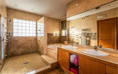 Un baño de Lovely Home In Sant Cebrià De Vallalta
