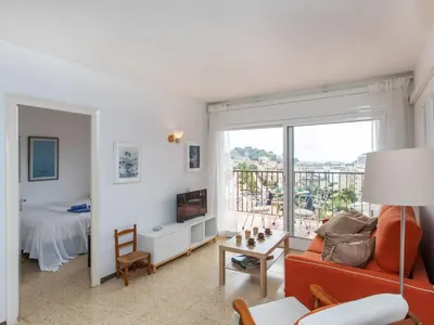 Una televisión o centro de entretenimiento en Apartment Emiko by Interhome