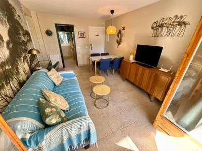 Una televisión o centro de entretenimiento en Apartament al Golfet de Calella de Palafrugell