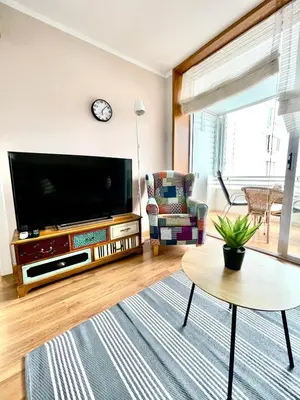 Una televisión o centro de entretenimiento en LA MER BLEUE, Boutique Apartament with free parking, full equipped in Fenals Beach