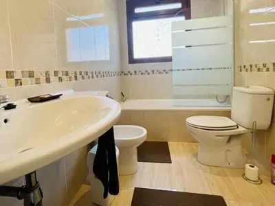 Un baño de Villa loralil by costabravaway