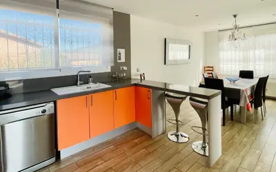 Una cocina o zona de cocina en Villa loralil by costabravaway
