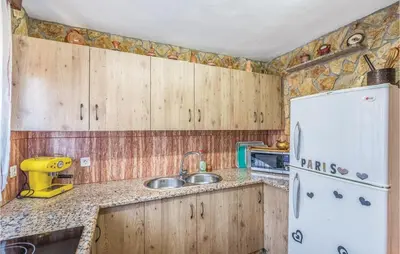 Una cocina o zona de cocina en Lovely Home In Vidreres With Kitchen