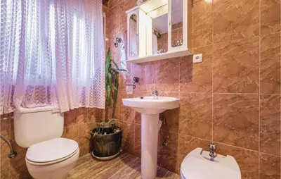 Un baño de Lovely Home In Vidreres With Kitchen