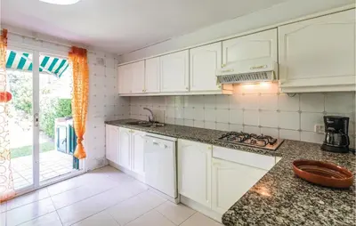 Una cocina o zona de cocina en Nice Home In Sant Feliu De Guíxols