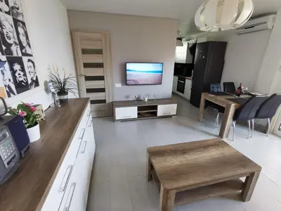 Una televisión o centro de entretenimiento en SANTA SUSANNA Sea Dreams Appartement - Bord de mer