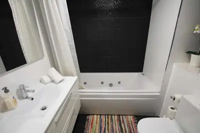 Un baño de Lujoso apartamento a 1a línea del mar