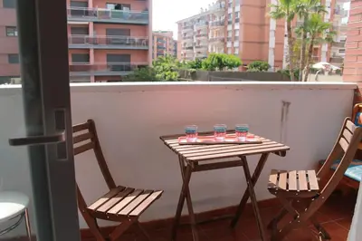 Un balcón o terraza de Bonito apartamento a 250m del mar