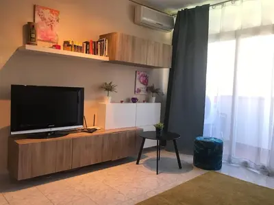 Una televisión o centro de entretenimiento en Bonito apartamento a 250m del mar