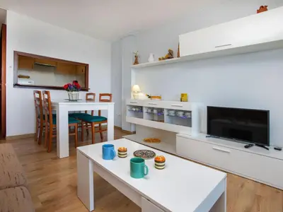 Una televisión o centro de entretenimiento en Apartment Vermell-11 by Interhome