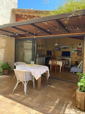 Un patio o zona al aire libre en El Jardí de la Muralla