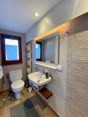 Un baño de El Jardí de la Muralla