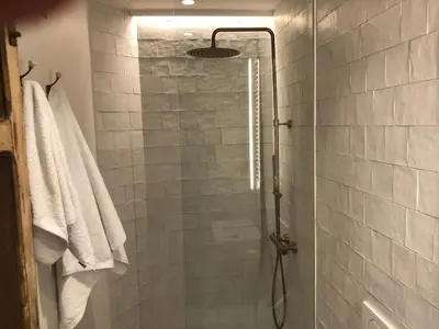 Un baño de LaComuna City Oasis