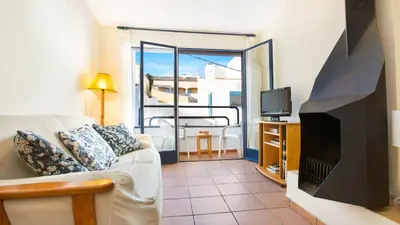 Una televisión o centro de entretenimiento en 1 Monts - Llafranc