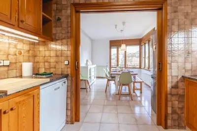 Una cocina o zona de cocina en Bravissimo El Lleó, bright 4-bedroom apartment
