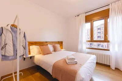 Cama o camas de una habitación en Bravissimo El Lleó, bright 4-bedroom apartment