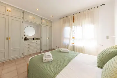 Cama o camas de una habitación en Bravissimo El Lleó, bright 4-bedroom apartment