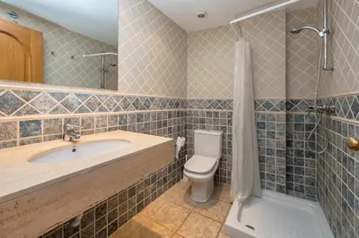 Un baño de BN-3 CALELLA DE PALAFRUGELL 6 Pax