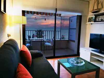 Una televisión o centro de entretenimiento en Apartaments Primera Linea Torre Valentina