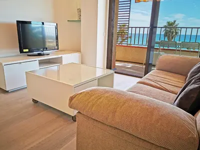Una televisión o centro de entretenimiento en Apartaments Primera Linea Torre Valentina