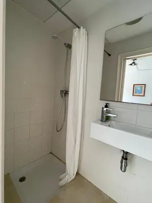 Un baño de P&R hostals Maria Rosa
