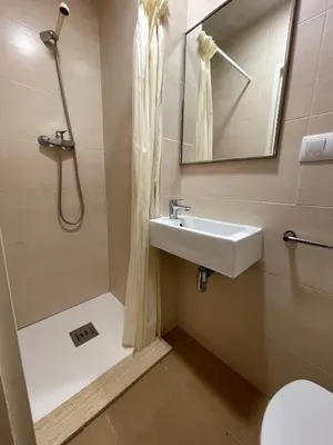 Un baño de P&R hostals Maria Rosa