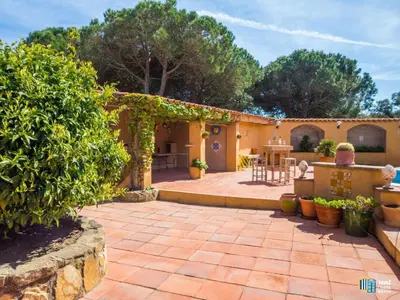 Jardín al aire libre en Villa Violeta en Mas Nou Platja d'Aro