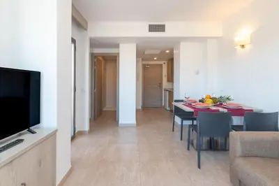 Una televisión o centro de entretenimiento en Marina Beach Apartaments - Sea views in the heart of Lloret