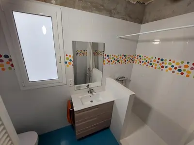 Un baño de Àtic al centre de Girona