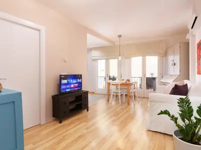 Una televisión o centro de entretenimiento en LETS HOLIDAYS Attractive apartment in costa brava