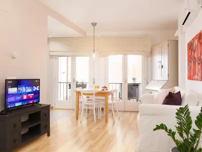 Una televisión o centro de entretenimiento en LETS HOLIDAYS Attractive apartment in costa brava