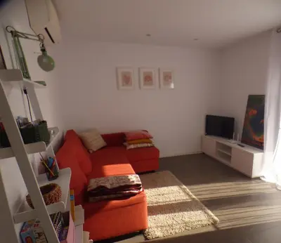 Una televisión o centro de entretenimiento en Pis pràctic i agradable sobre la Marina Palamós