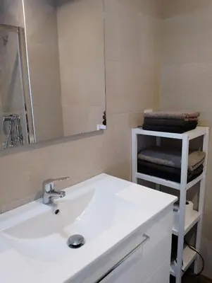 Un baño de Pis pràctic i agradable sobre la Marina Palamós